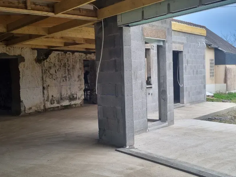 Maçon près de Noyal-Châtillon-sur-Seiche